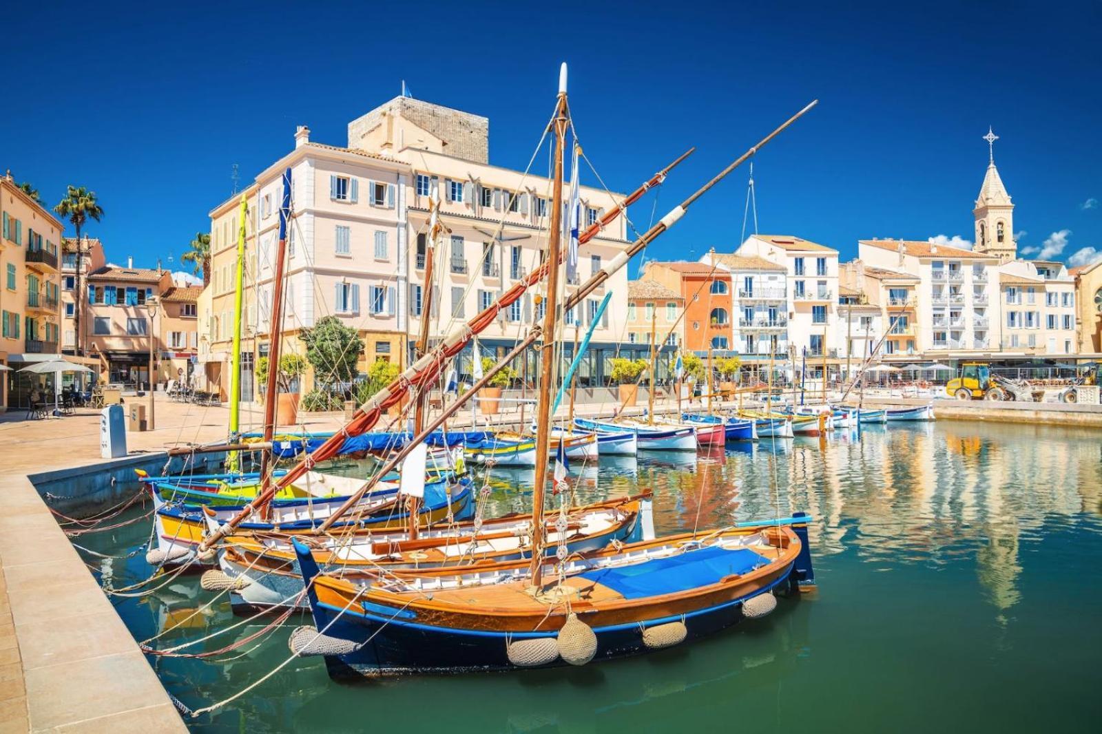 Grand T3 Lumineux Spacieux Propre, Confort, Parking, Ascenseur, Emplacement Unique, Port-commerces-mer Et Plages A Pied, Location Du Samedi Au Samedi Appartement